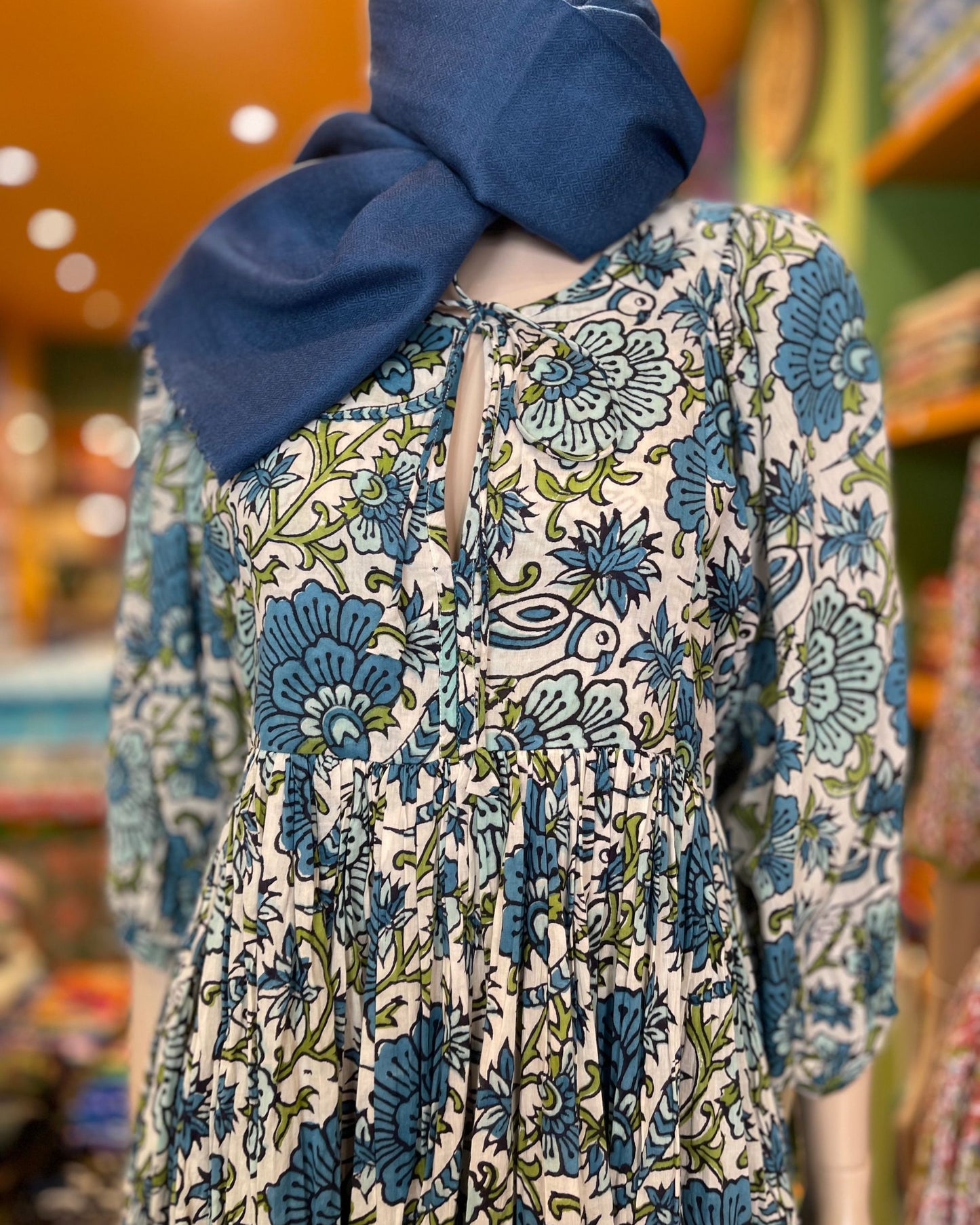 Robe longue bohème fluide en coton imprimé floral portée en extérieur modèle Mandalas Corsica