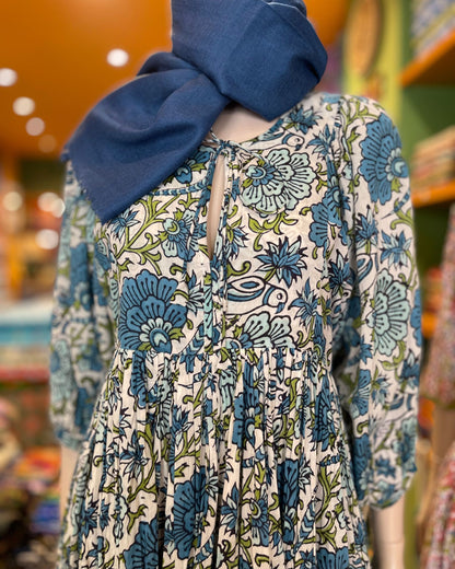 Robe longue bohème fluide en coton imprimé floral portée en extérieur modèle Mandalas Corsica