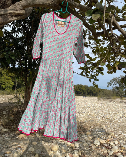 Robe bohème longue évasée en coton imprimé floral vert, tenue estivale femme style bohème chic