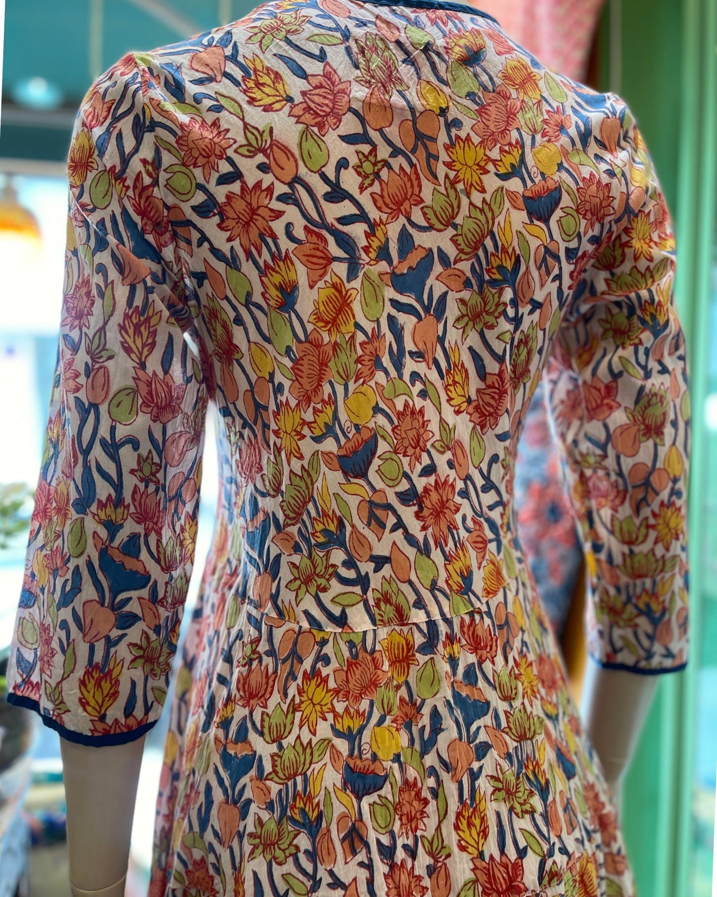 Robe bohème longue évasée en coton imprimé floral vert, tenue estivale femme style bohème chic