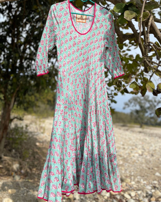 Robe bohème longue évasée en coton imprimé floral vert, tenue estivale femme style bohème chic