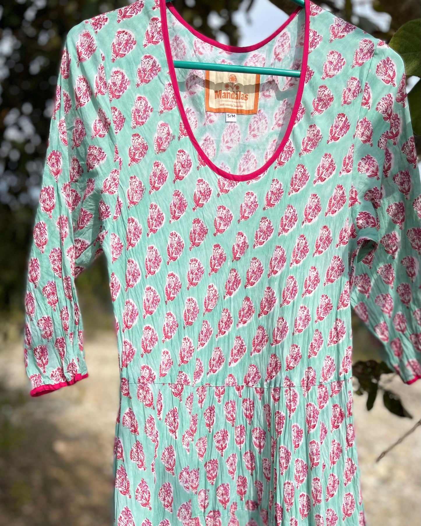 Robe bohème longue évasée en coton imprimé floral vert, tenue estivale femme style bohème chic