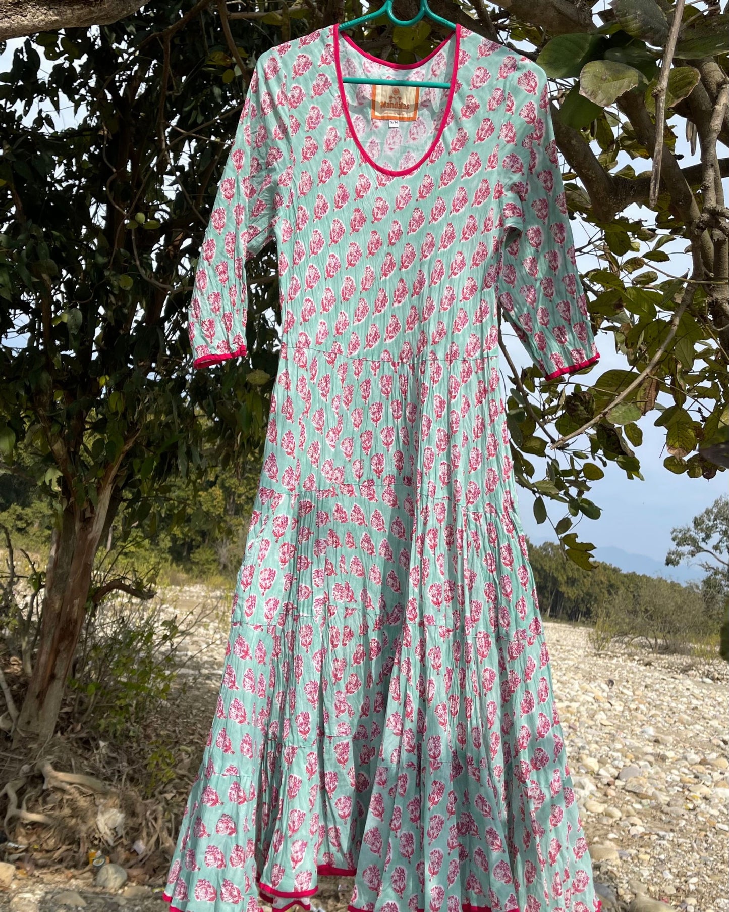 Robe bohème longue évasée en coton imprimé floral vert, tenue estivale femme style bohème chic