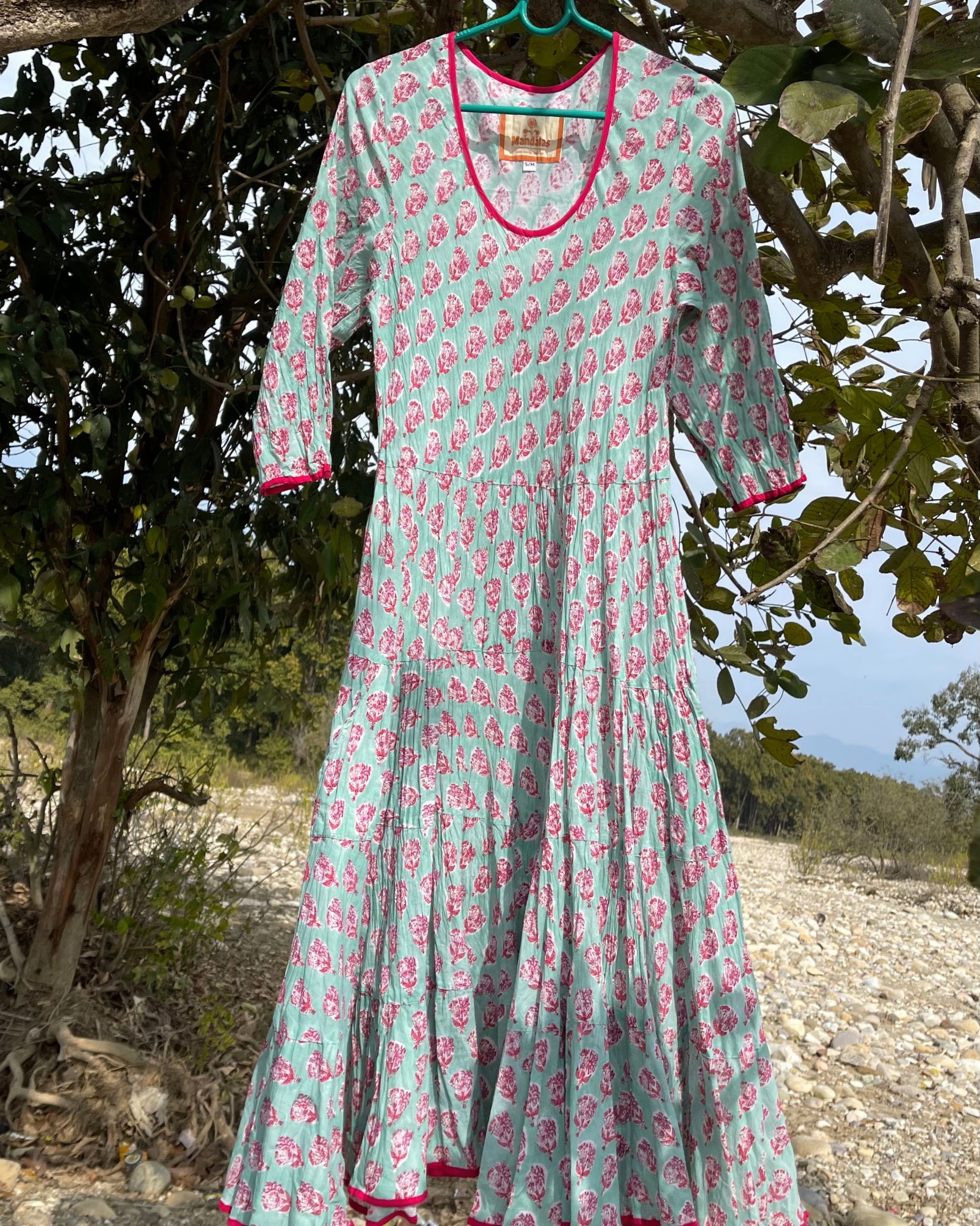 Robe bohème longue évasée en coton imprimé floral vert, tenue estivale femme style bohème chic