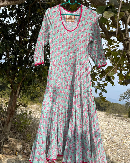 Robe bohème longue évasée en coton imprimé floral vert, tenue estivale femme style bohème chic