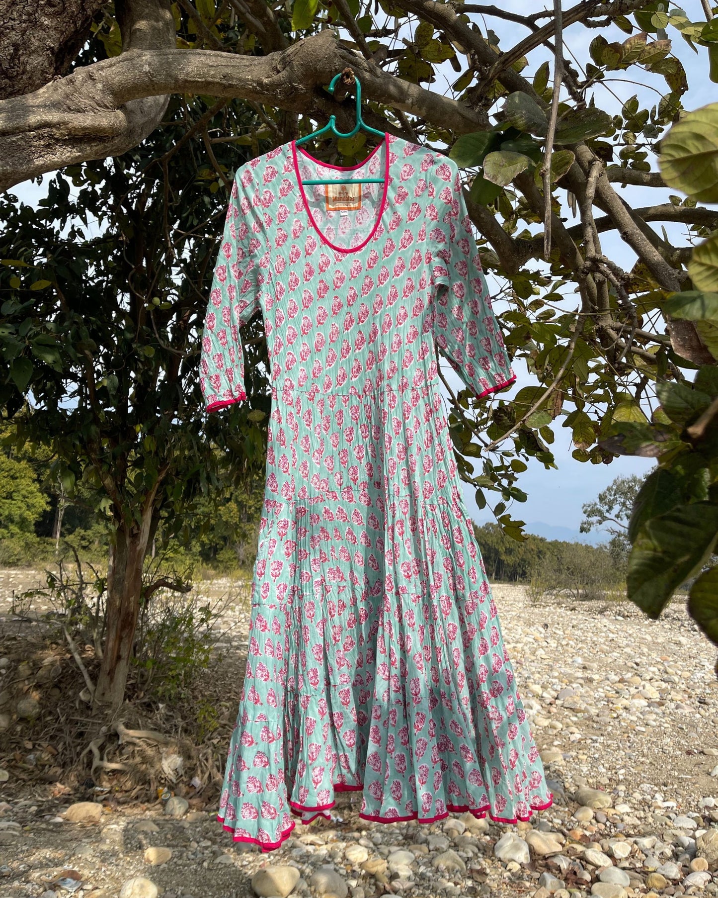 Robe bohème longue évasée en coton imprimé floral vert, tenue estivale femme style bohème chic